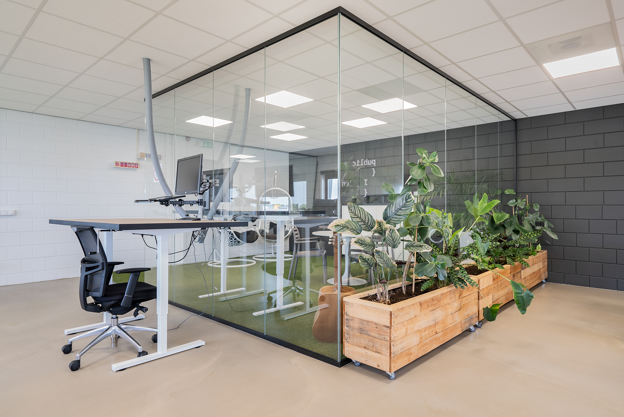 Gemeubileerd kantoor met keukentje voor de koffie en pauze langs de snelweg A4 vlakbij Leiden en Hoofddorp