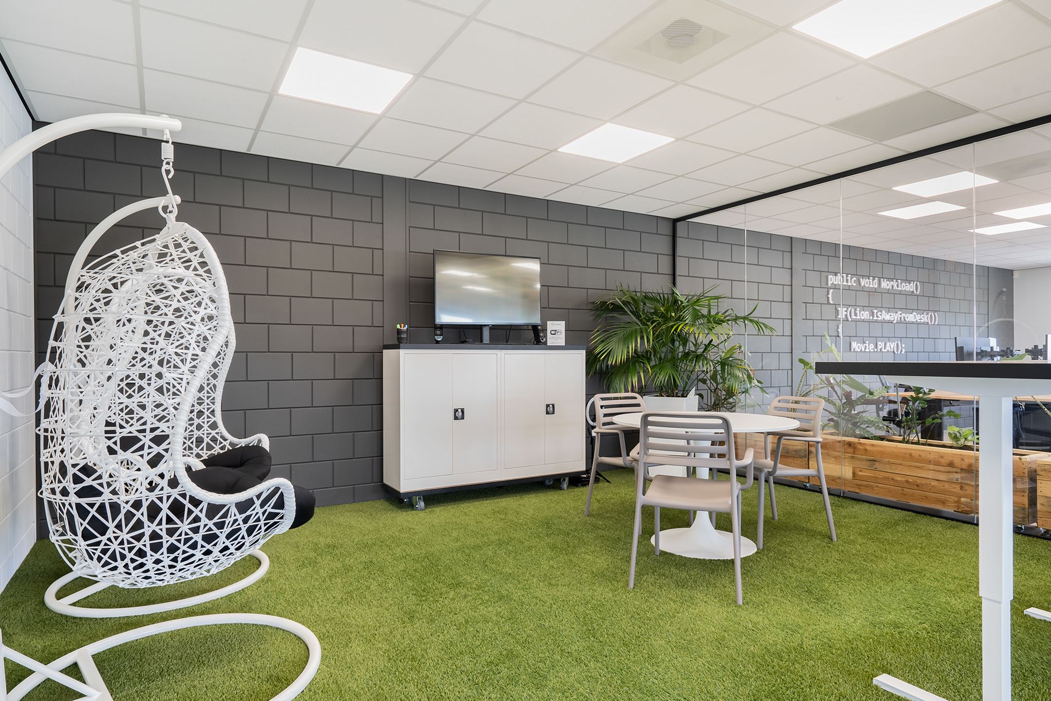 Het kantoor is ingericht met decoratie. Je kan hier dus echt je ei kwijt als je aan het werk bent. 