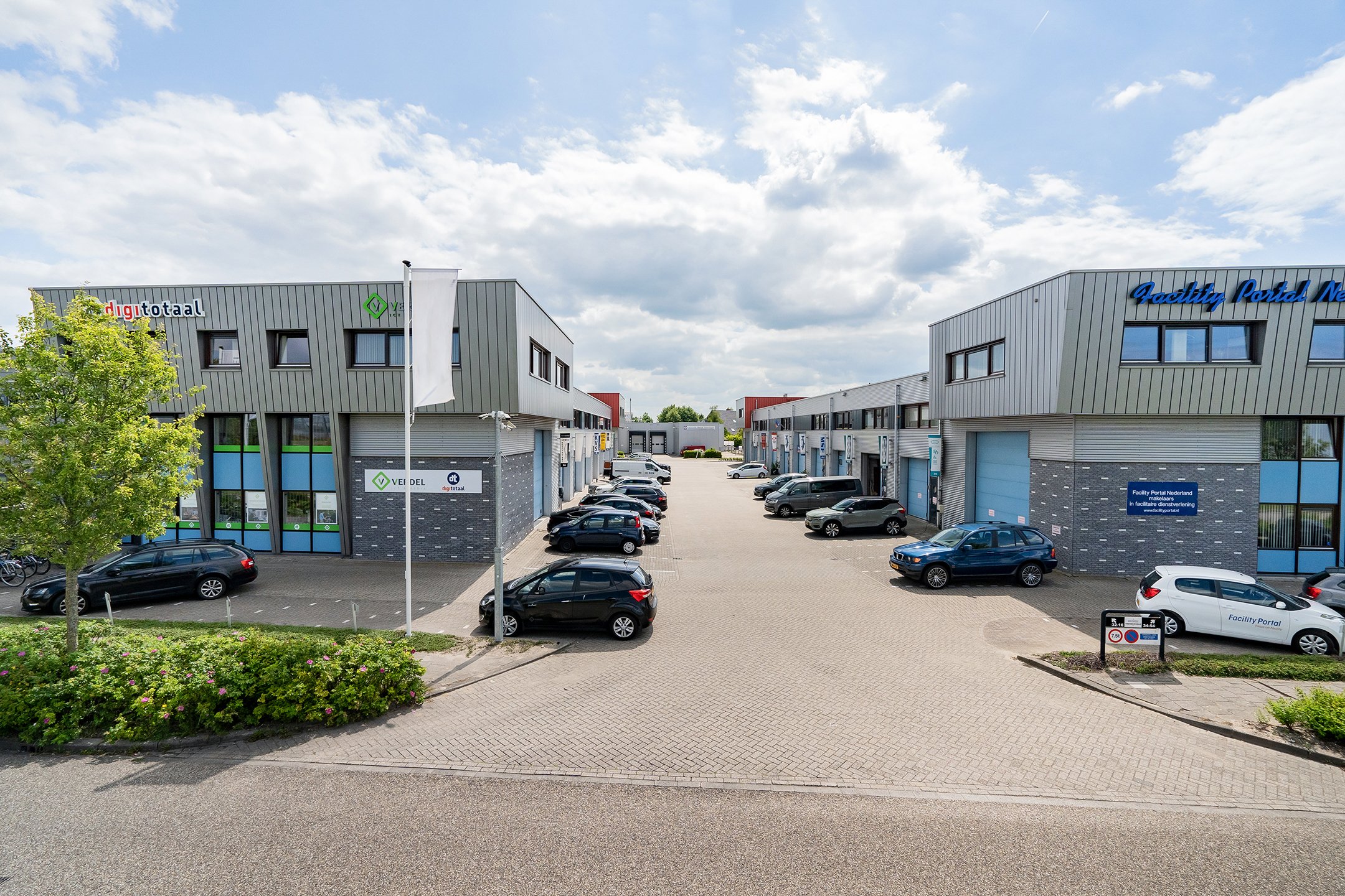 Het pand is gelegen op een werkgebied ookwel industrieterein in Roelofarendsveen direct naast de bekende snelweg A4. Hierdoor erg makkelijk te bereiken.
