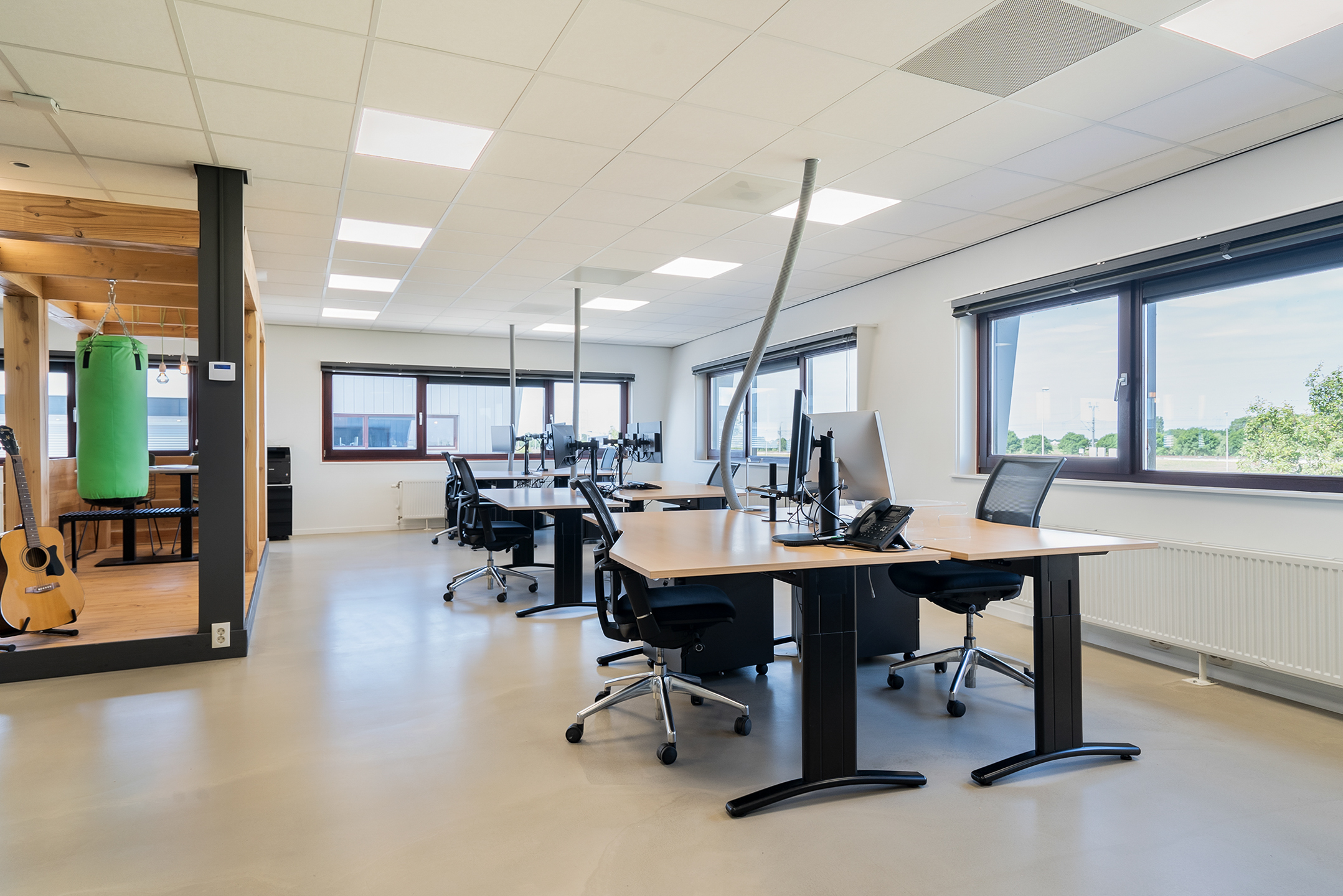 Ingerichte werkplek met 14 bureaus op het Veenderveld in Roelofarendsveen waar het goed bereikbaar is